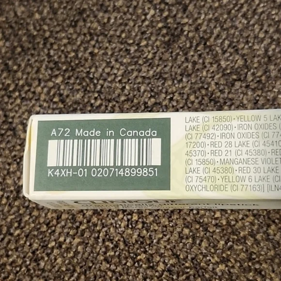 Clinique Dramatically Different Lipstick Shaping Lip Colour in 01 Barely - Picture 4 of 5